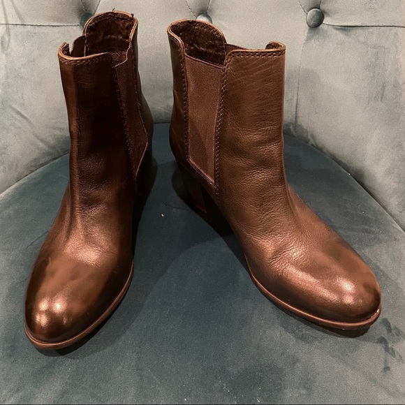 Leather Bootie w Chunk Heel - Picture 3 of 8